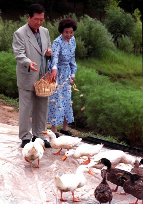 1999년 8월 여름휴가를 보내고 있는 김대중 전 대통령과 부인 이희호 여사의 모습.  사진=국가기록원