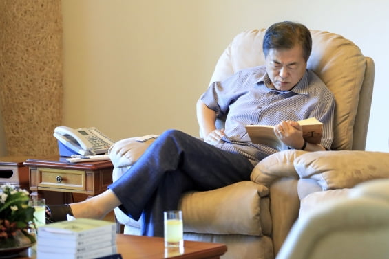문재인 대통령이 2018년 8월 충남 계룡대의 휴양시설에서 독서를 하고 있다.  사진=청와대