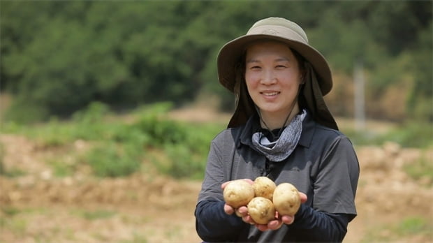 김수진 농부가 수확한 감자를 들고 있다.
