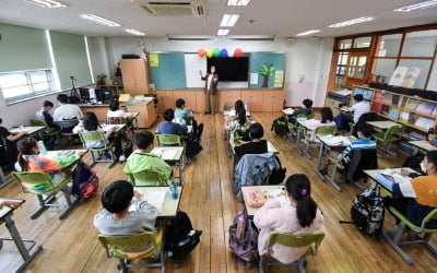 "7살 초등학교 입학 결사반대"…맘카페 단톡방 불났다