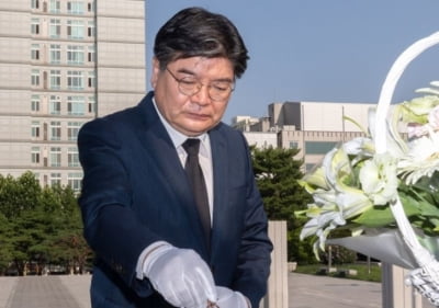 [속보] 김용진 경기도 경제부지사, 술잔 투척 논란에 사임