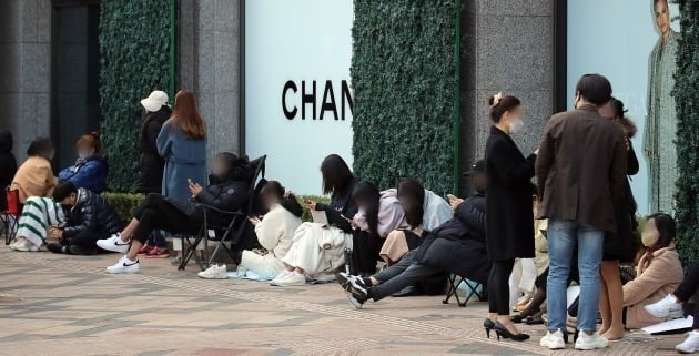  서울 중구 신세계백화점 본점에서 시민들이 입장을 위해 줄 서 있다. 뉴스1