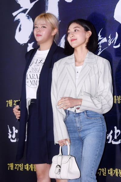[포토] 트와이스 정연-지효, '편안하게 입고 영화관 나들이'