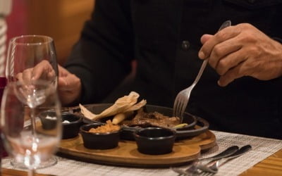 음식 더 맛있게 먹고 싶다면…"입 크게 벌리고 소리 내 씹어야"