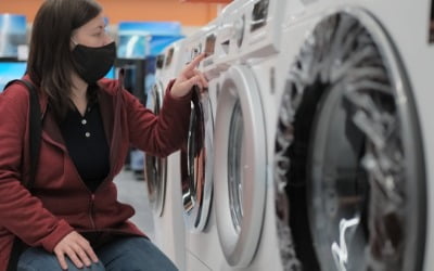 "세탁기 40% 할인 판매"…넘치는 재고에 '떨이업체' 대호황
