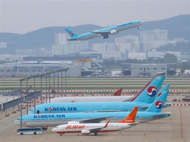 인천국제공항 활주로 위로 비행기가 이륙하고 있다. 연합뉴스