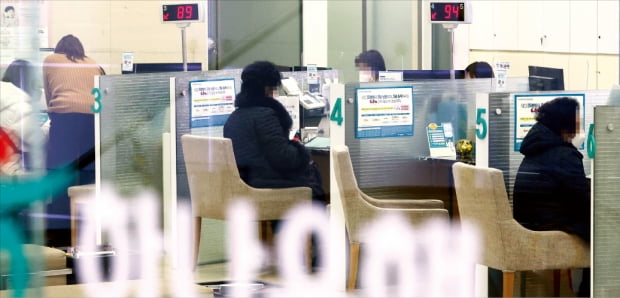 최근 주식과 암호화폐가 주춤하자 은행 예·적금으로 자금이 빠르게 유입되고 있다. 은행들도 정기 예·적금 금리를 0.25~0.40%포인트 인상하며 수신액 확보 경쟁에 나섰다. 사진은 최근 서울 을지로 하나은행 본점 창구. 한경DB 