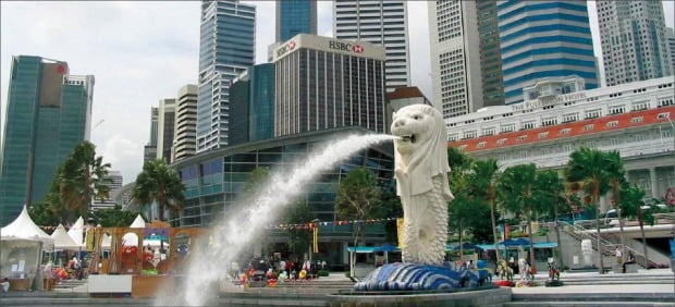 싱가포르의 상징으로 사자 머리와 물고기 몸통을 한 조각상 머라이언이 물을 내뿜고 있다. /한경DB 