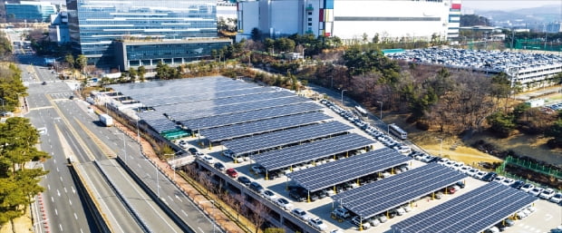 제조업체들이 생산 활동을 늘린 영향으로 제조 부문 탄소 배출량이 빠르게 증가하고 있다. 사진은 삼성전자 기흥캠퍼스 주차타워에 설치된 태양광 패널. 한경DB