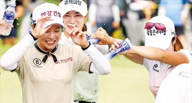 임진희가 3일 열린 한국여자프로골프(KLPGA)투어 맥콜·모나파크 오픈 최종 3라운드에서 우승을 확정한 뒤 동료들로부터 축하를 받고 있다.  KLPGA 제공 