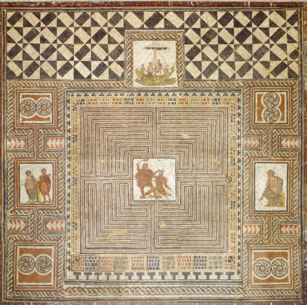 로마 시대의 모자이크 미궁도. 한가운데에 미노타우로스와 싸우는 테세우스가 그려져 있다. 오른쪽 중간의 입구에서 출발한 빨간 선(‘아리아드네의 실’)을 따라가면 중앙에 도착할 수 있다. 