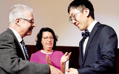한국계 허준이 교수 '수학계 노벨상' 품었다