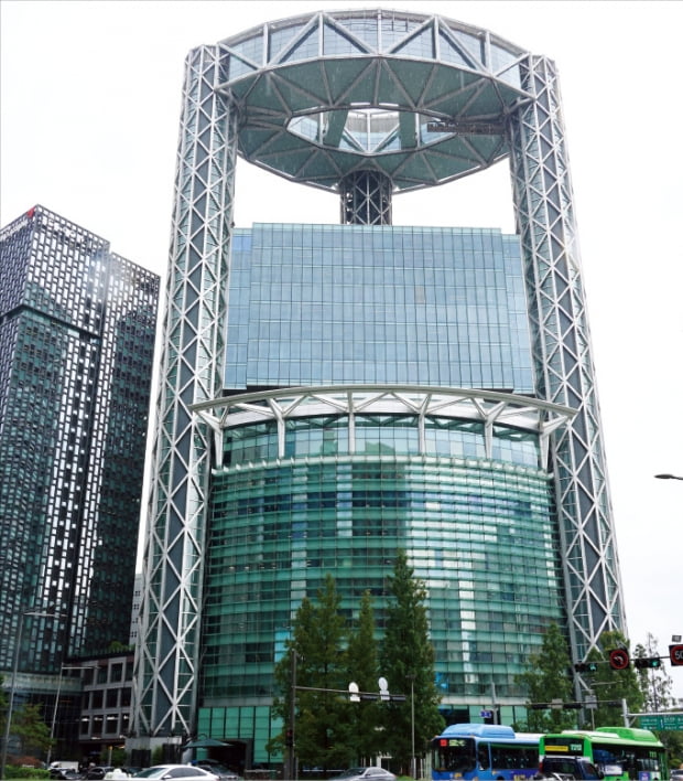 SK그룹이 서울 강북 도심의 랜드마크인 ‘종로타워’를 6000억원대에 인수한다. 빌딩 윗부분이 뚫린 독특한 외관으로 눈길을 끄는 종로타워 모습.   김병언 기자 