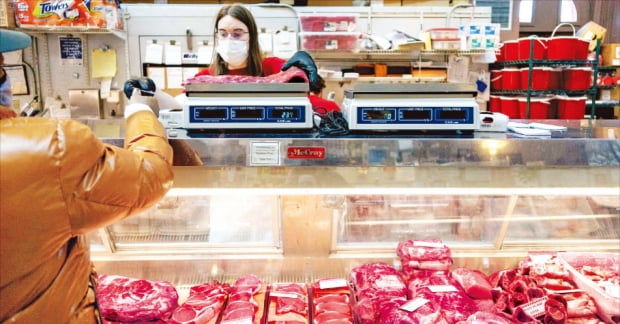미국 워싱턴DC의 한 슈퍼마켓에서 소비자가 소고기를 구입하고 있다.  AFP연합뉴스 