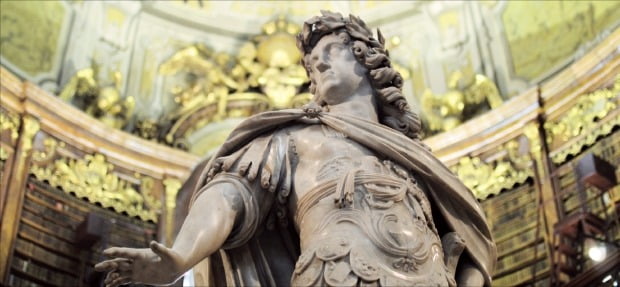오스트리아 호프부르크 궁전의 제국도서관 중앙에 있는 카를 6세 조각상. 이 도서관을 세운 카를 6세는 소문 난 수집광이었다. /까치글방 제공 