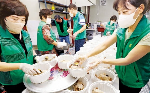 [포토] “삼계탕 드시고 무더위 이겨내요”   