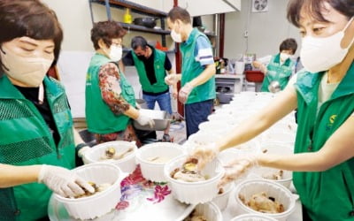 [포토] “삼계탕 드시고 무더위 이겨내요”