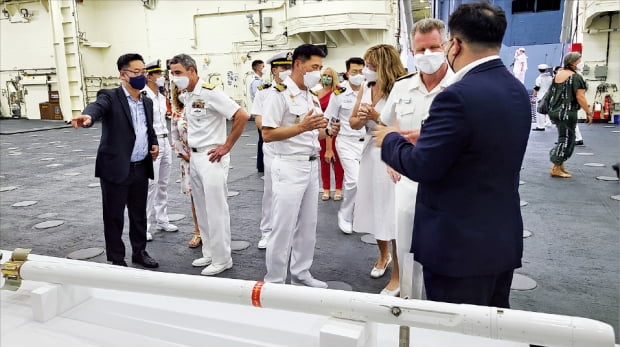 김용섭 LIG넥스원 미국사무소장(왼쪽 첫 번째)이 림팩(RIMPAC·환태평양훈련) 현장에서 미국 태평양함대의 블레이크 컨버스 부사령관(두 번째)과 새뮤얼 파파로 사령관(네 번째)에게 비궁을 소개하고 있다.  LIG넥스원  제공 