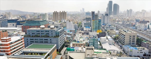 금리 인상 여파로 대출 부담이 커지면서 서울 업무·상업용 부동산 거래량이 줄고 가격 상승세도 주춤해지고 있다. 서울 성동구 성수동 일대 전경.  한경DB 