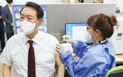 [포토] 尹, 코로나 백신 4차 접종…“국민 동참해 위험 낮춰야” 