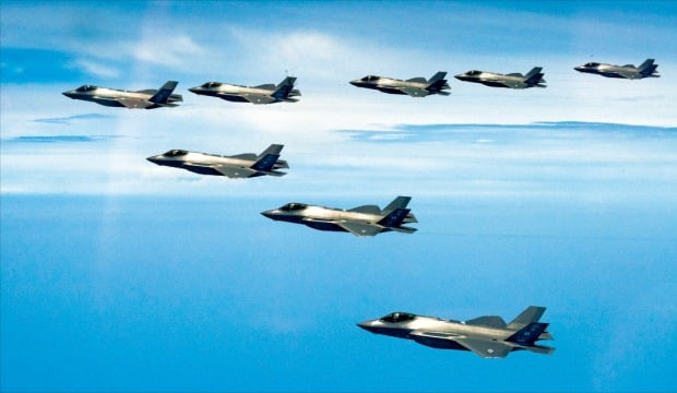 < 北이 가장 두려워하는 F-35A…한·미 첫 연합훈련 > 한·미 공군이 11~14일 처음으로 시행한 ‘F-35A 연합 비행훈련’에서 미국 편대장이 이끄는 양국의 F-35A가 한반도 상공을 비행하고 있다. 스텔스 기능을 갖춘 5세대 전투기 F-35A는 공대공미사일, 정밀유도폭탄 등 최대 8.2t의 무장 탑재력을 갖췄다. 또 전술핵 탑재도 가능해 북한이 가장 두려워하는 전략자산으로 꼽힌다. 이번 훈련은 ‘미군의 전략자산을 시의적절하고 조율된 방식으로 전개한다’는 지난 5월 한·미 정상회담 합의에 따른 것이라고 군은 설명했다.  /공군 제공 