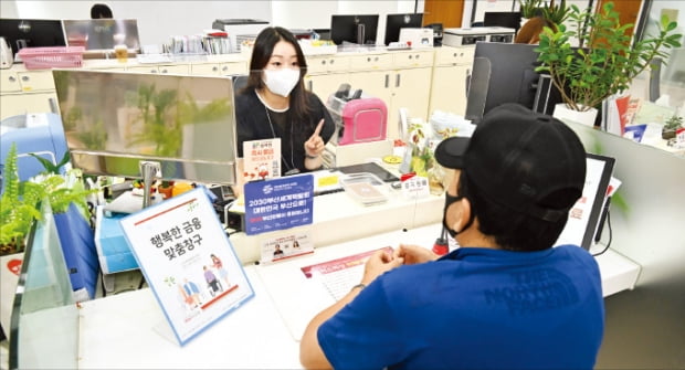 부산은행, 만 60세 이상 서포터즈 배치, 시니어 고객 응대