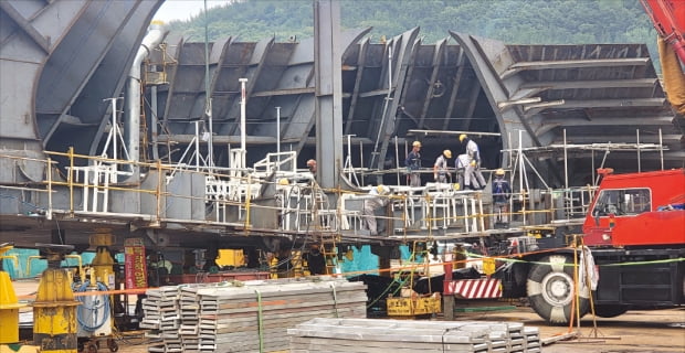 경남 거제에 있는 한 대형 조선소에서 사내협력사 직원들이 선박 블록 관련 작업을 하고 있다. 업계 제공 
