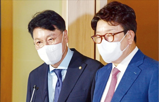 불화설이 불거졌던 권성동 국민의힘 대표 직무대행 겸 원내대표(오른쪽)와 장제원 의원이 지난 15일 서울 여의도 한 음식점에서 회동한 뒤 기자들과 만나 대화하고 있다.  김병언 기자 