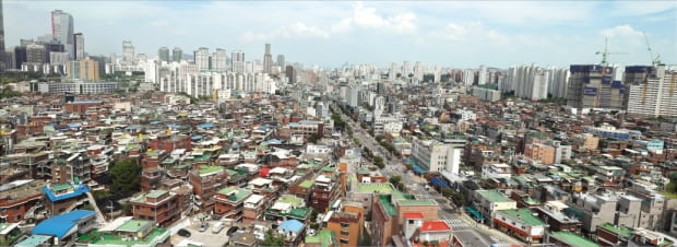 국토교통부가 민간 주도의 도심복합개발사업을 핵심 정책과제로 내세우면서 서울 역세권 노후 주거지가 주목받고 있다. 정비업계에서 사업 예상지로 꼽는 영등포역 인근 연립·다가구 주택 밀집지역 전경.   연합뉴스 