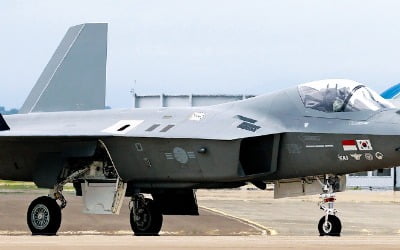 한국형 전투기 '보라매' 첫 비행 성공…세계 8번째 초음속기 개발