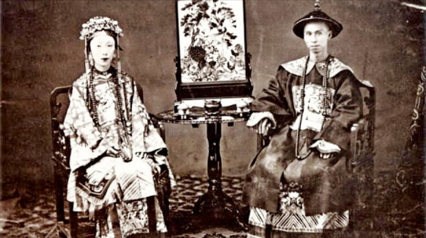 1860년대 청나라 광동성의 현령 부부를 찍은 사진.  나무위키 