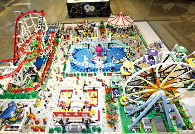 ③ ‘일상비일상의틈’ 지하 1층에 선보인 레고로 만든 ‘놀이동산’의 모습. 