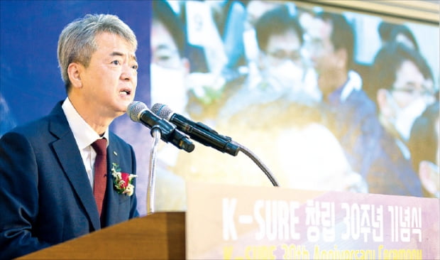 이인호 한국무역보험공사 사장이 지난 7일 서울 서린동 본사에서 열린 ‘창립 30주년 기념식’에서 기념사를 하고 있다.  한국무역보험공사 제공
 