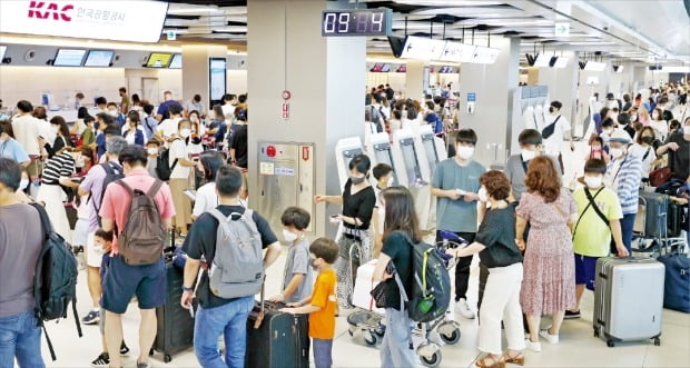 [포토] 코로나 재확산에도 북적이는 김포공항