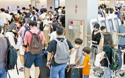 [포토] 코로나 재확산에도 북적이는 김포공항