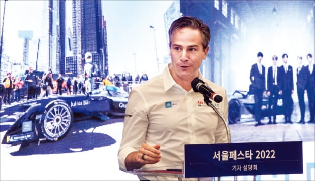 제이미 리글 포뮬러E CEO가 지난 12일 서울 중구 동대문디자인플라자(DDP)에서 열린 전기차 경주대회 포뮬러 E ‘2022 하나은행 서울 E-PRIX(이하 서울 E-프리)'와 ‘서울페스타 2022' 개최 계획 발표를 하고 있다.  한경DB 