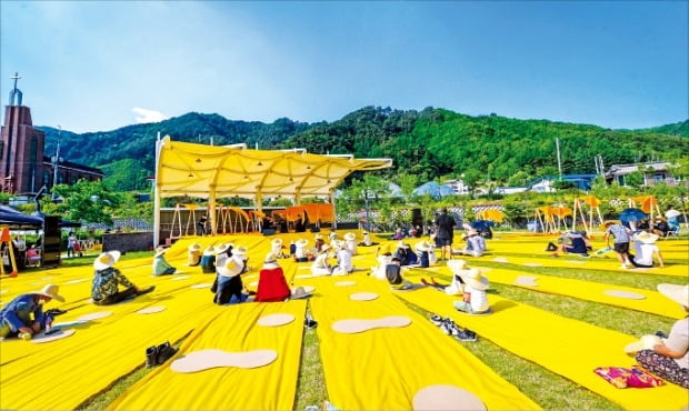 강원 평창 계촌 초중학교 학생들의 ‘계촌별빛 오케스트라' 연주가 열리는 야외 무대. /현대차정몽구재단 제공 