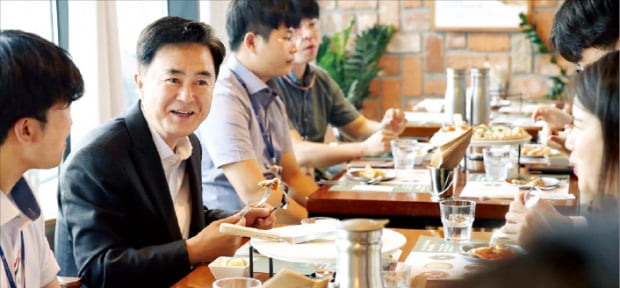 김태흠 충남지사(왼쪽 두 번째)가 지난 15일 도청 인근 식당에서 MZ세대(1980~2000년대 출생) 도청 직원들과 식사하고 있다.  충청남도  제공
 