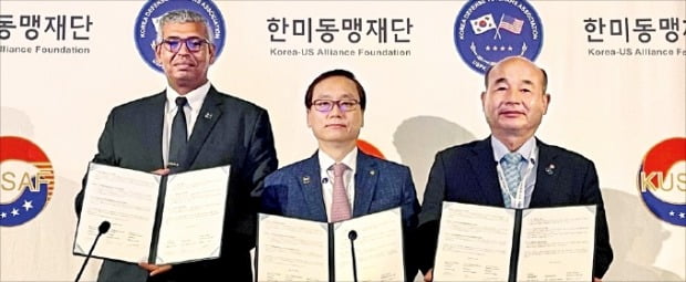 빈센트 브룩스 주한미군전우회장(왼쪽), 신현우 한화에어로스페이스 사장(가운데), 정승조 한미동맹재단 회장이 27일(현지시간) 미국 워싱턴DC에 있는 메이플라워호텔에서 후원 협약을 체결한 뒤 기념촬영을 하고 있다.  /한화에어로스페이스 제공 