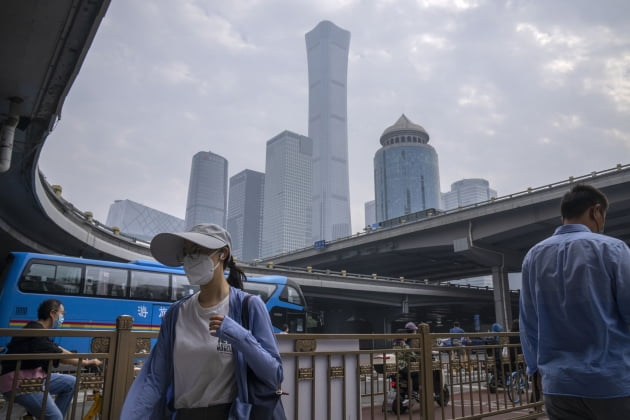 6월 17일 중국 베이징의 거리를 시민들이 마스크를 쓰고 지나가고 있다.(사진=연합뉴스)