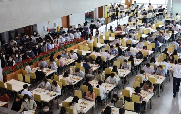 고물가와 폭염으로 직장인들의 구내식당 이용이 증가하고 있다. 경기도 용인시청 구내식당에서 직원들이 식사하고 있다. 사진=연합뉴스