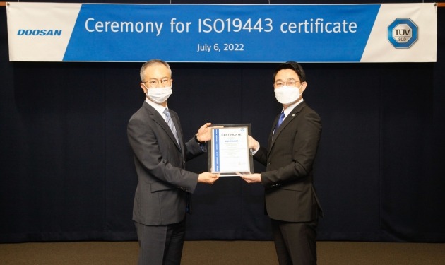 분당 두산타워에서 열린 ISO 19443 인증서 수여식에서 강홍규 두산에너빌리티 원자력BG 상무(왼쪽)와 서정욱 TUV SUD Korea 대표이사가 기념 촬영을 하고 있다. 사진=두산에너빌리티 제공
