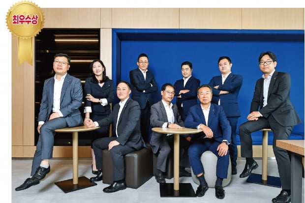 김태원 NH투자증권 홀세일사업부 총괄대표(앉은자리 왼쪽에서 셋째))와 NH투자증권 홀세일사업부 소속 팀원들. 사진=서범세 기자.