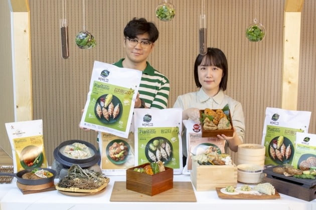 CJ제일제당 직원들이 100% 식물성 식품 플랜테이블 김치왕교자와 주먹밥을 선보이고 있다. 사진=CJ제일제당 제공