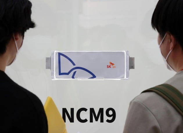 2022년 3월 17일 서울 강남구 코엑스에서 열린 2차 전지 등 배터리 전문 전시 '인터배터리 2022' SK온 부스를 찾은 관람객들이 전시된 NCM9 배터리를 살펴보고 있다. 사진=연합뉴스