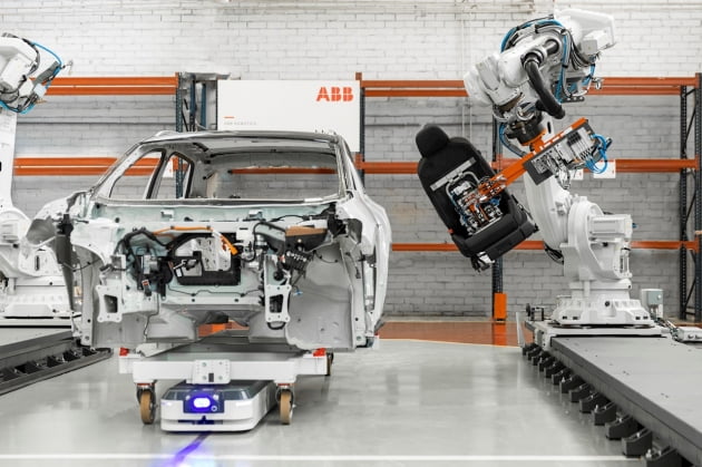스위스 기업 ABB가 개발한 산업용 로봇팔[ABB]