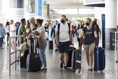 美독립기념일 연휴 여행행렬 시작…항공편 무더기 지연·결항