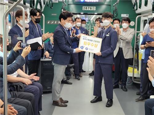 "창밖 보며 힘든 일 잊으세요" 서울 지하철 방송왕에 이근백씨