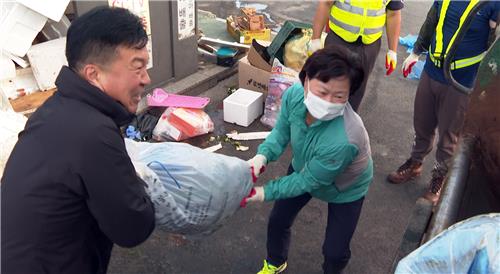 최재구 예산군수 첫 일정은 시장 청소 후 국밥 간담회