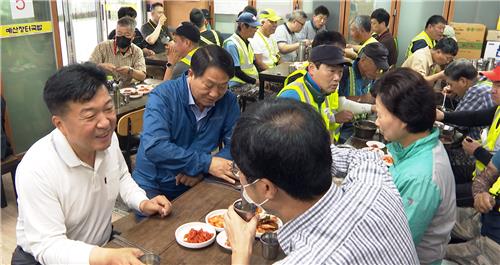 최재구 예산군수 첫 일정은 시장 청소 후 국밥 간담회